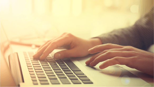 alumnos usando la laptop para aprender