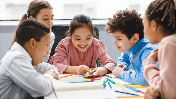 un grupo de estudiantes investigando juntos